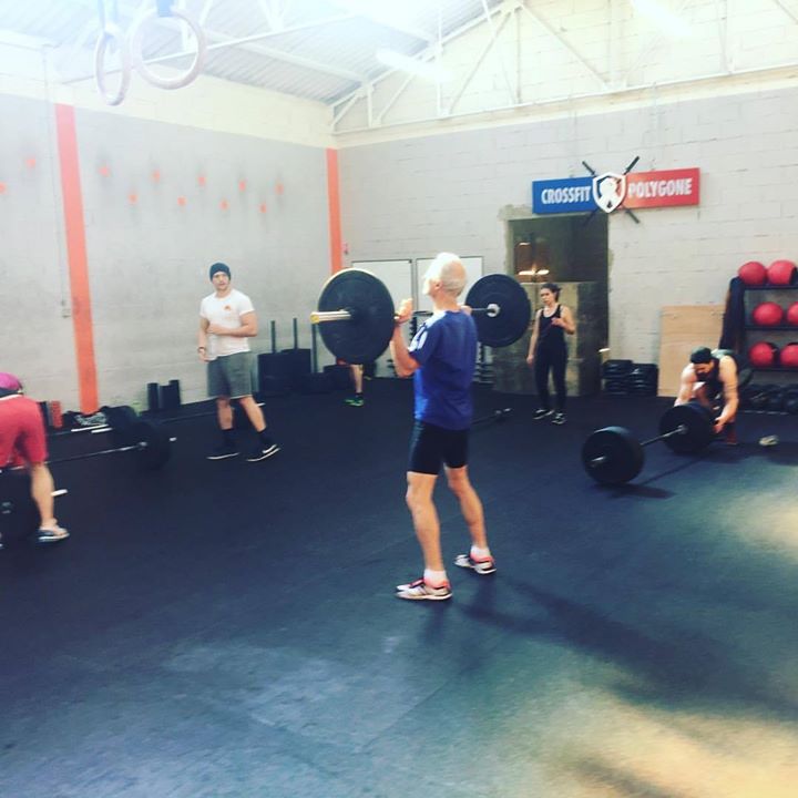 Ici un pratiquant de CrossFit sous les yeux de son coach